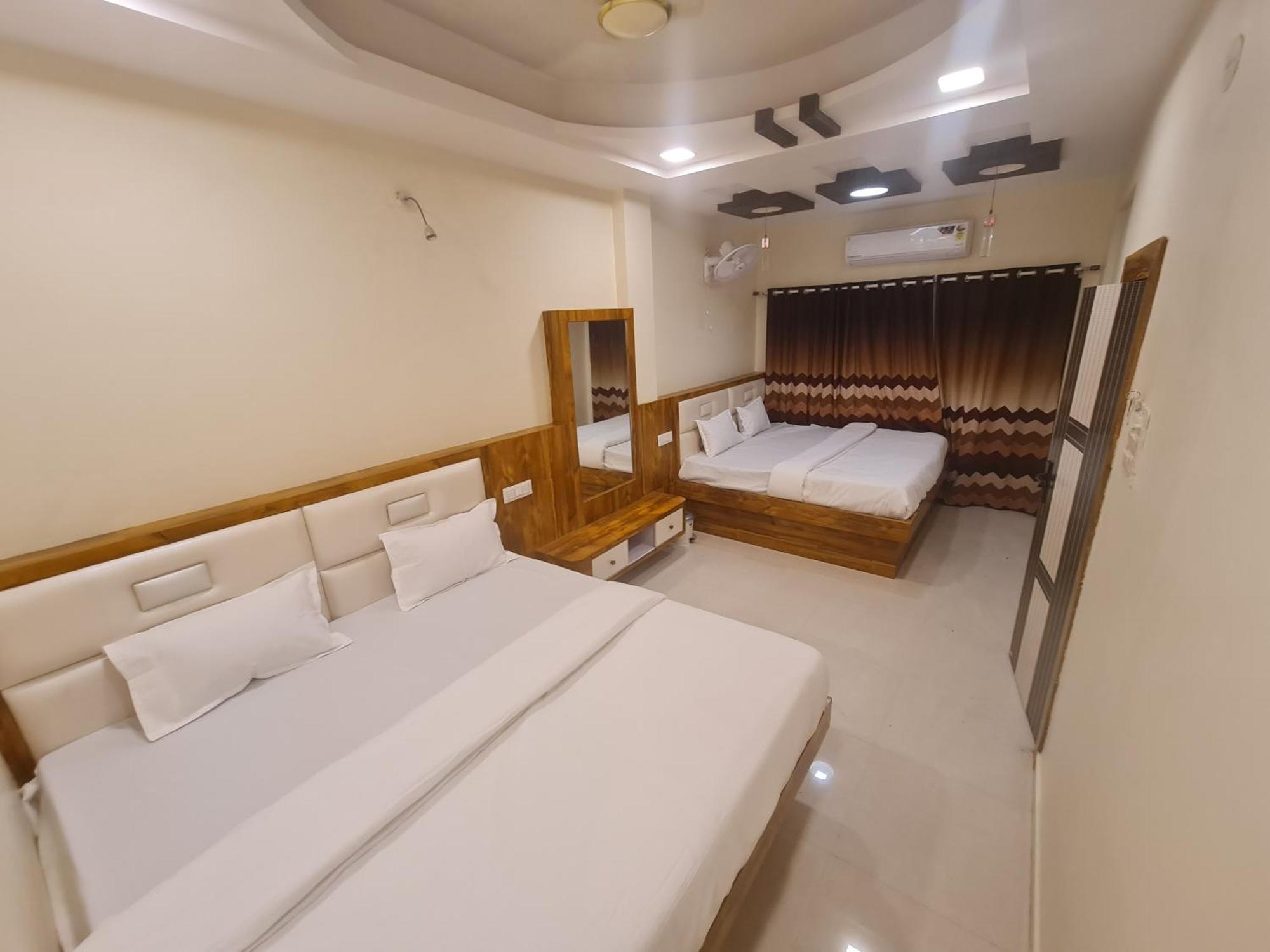 Hotel Empire 乌贾因 外观 照片