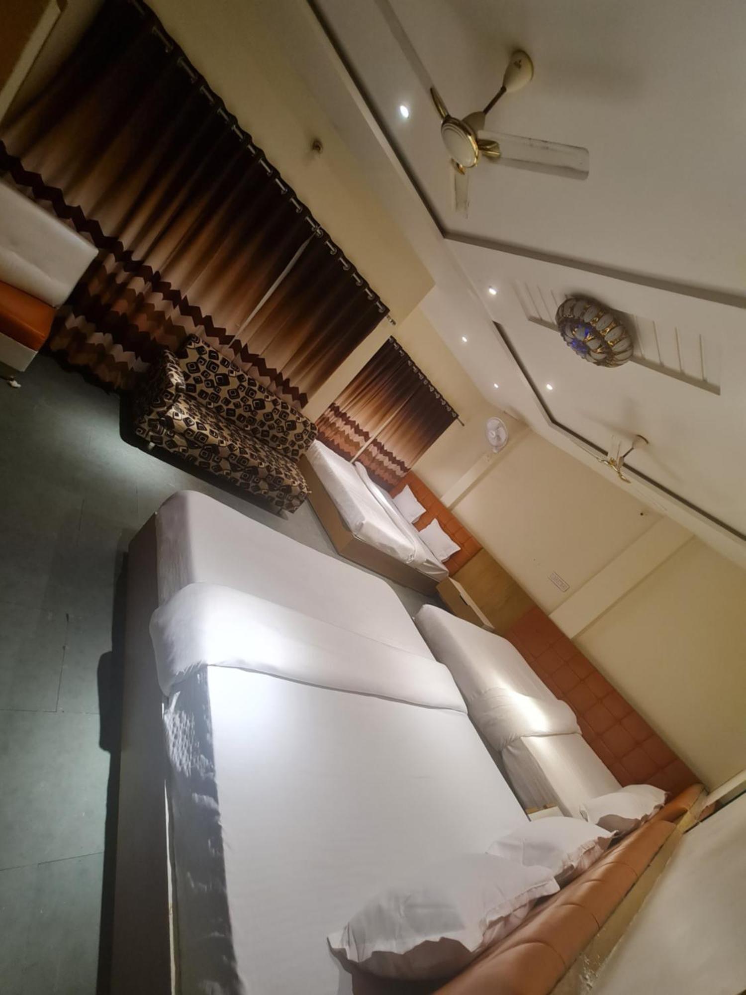 Hotel Empire 乌贾因 外观 照片