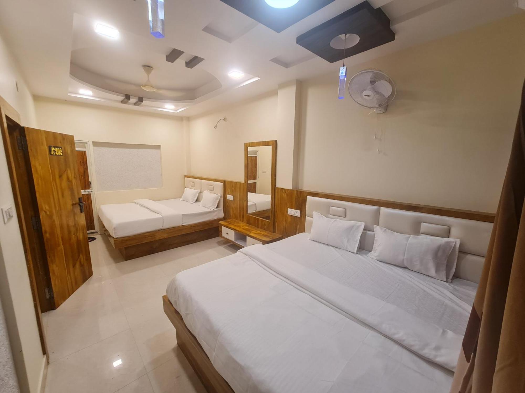 Hotel Empire 乌贾因 外观 照片