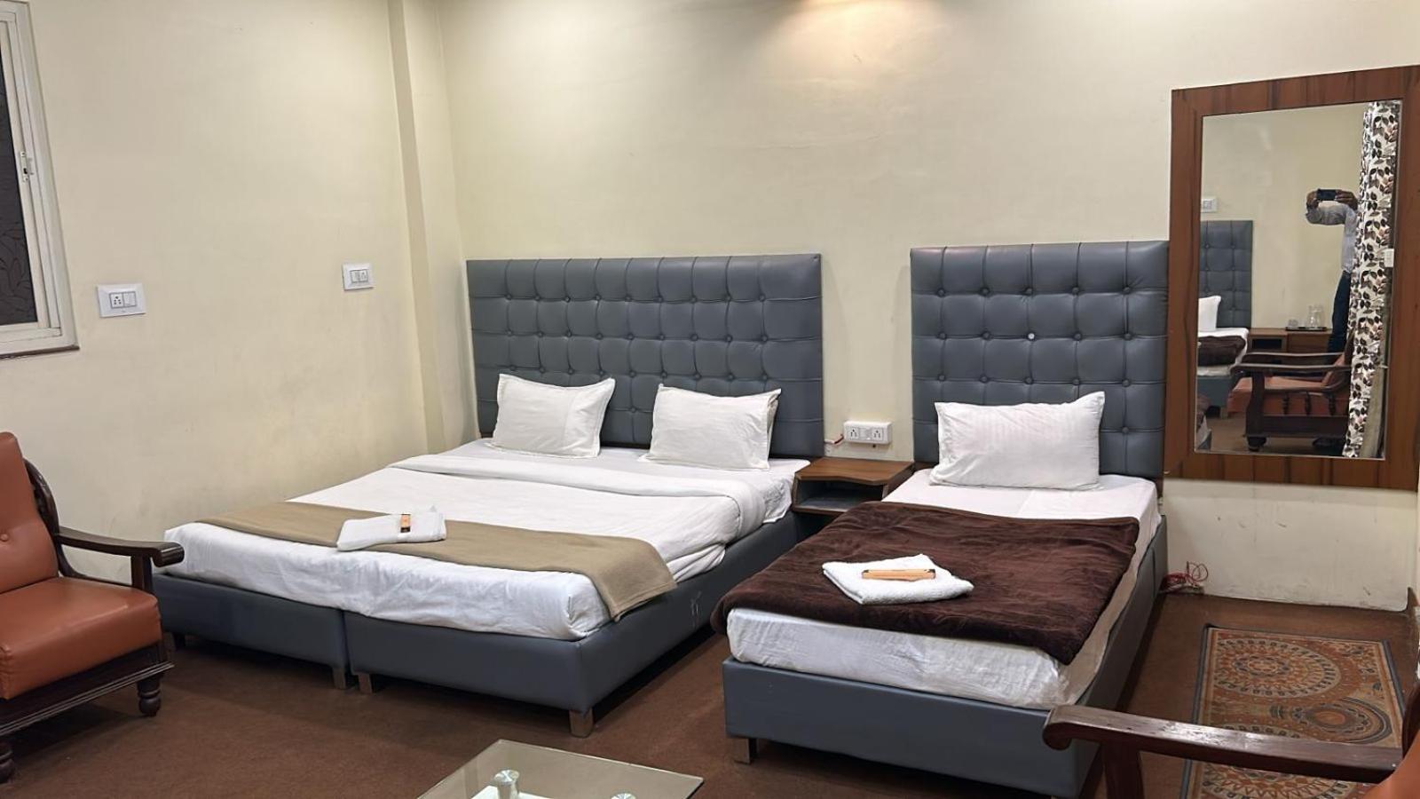 Hotel Empire 乌贾因 外观 照片