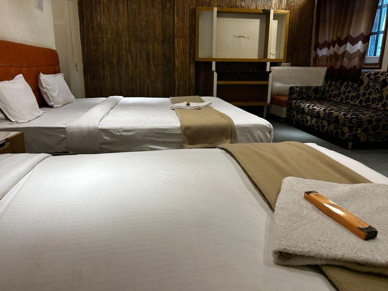 Hotel Empire 乌贾因 外观 照片