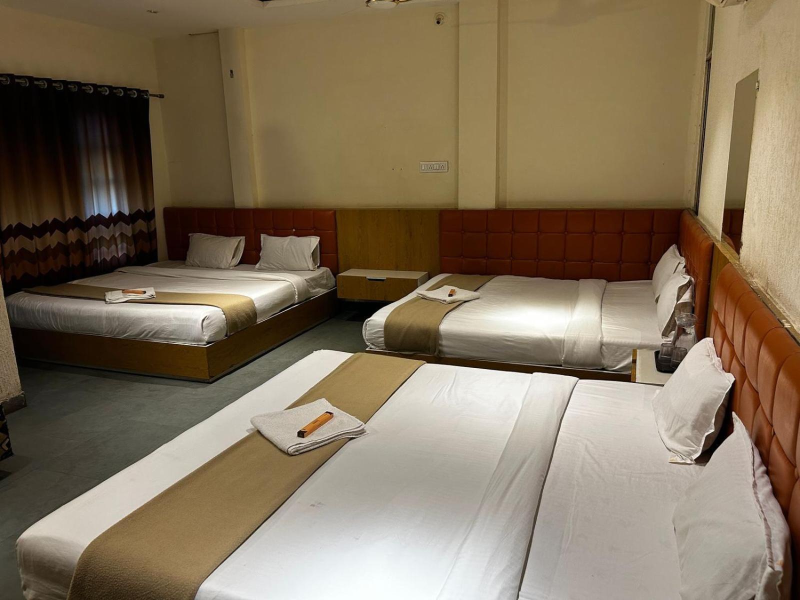 Hotel Empire 乌贾因 外观 照片