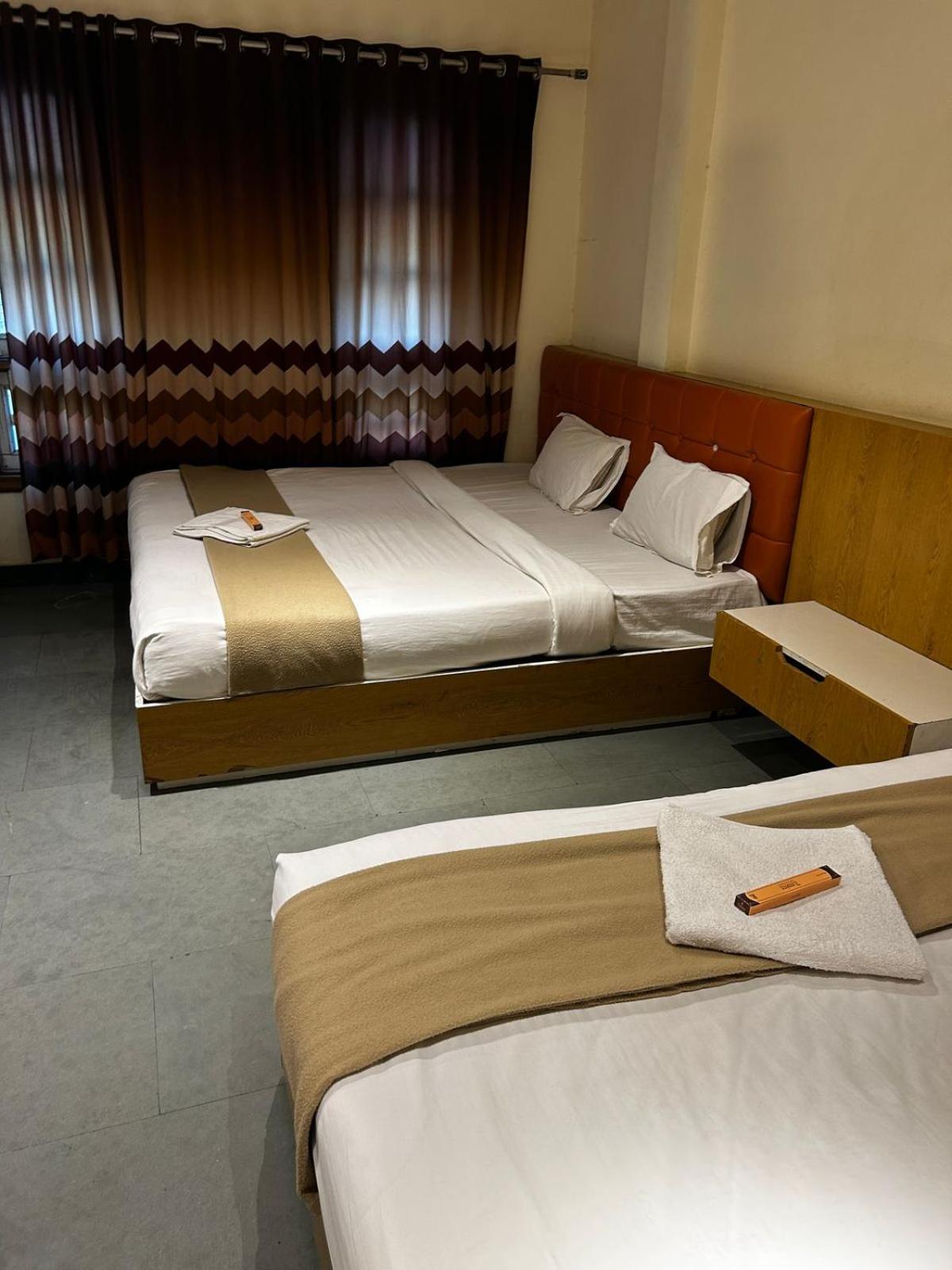 Hotel Empire 乌贾因 外观 照片