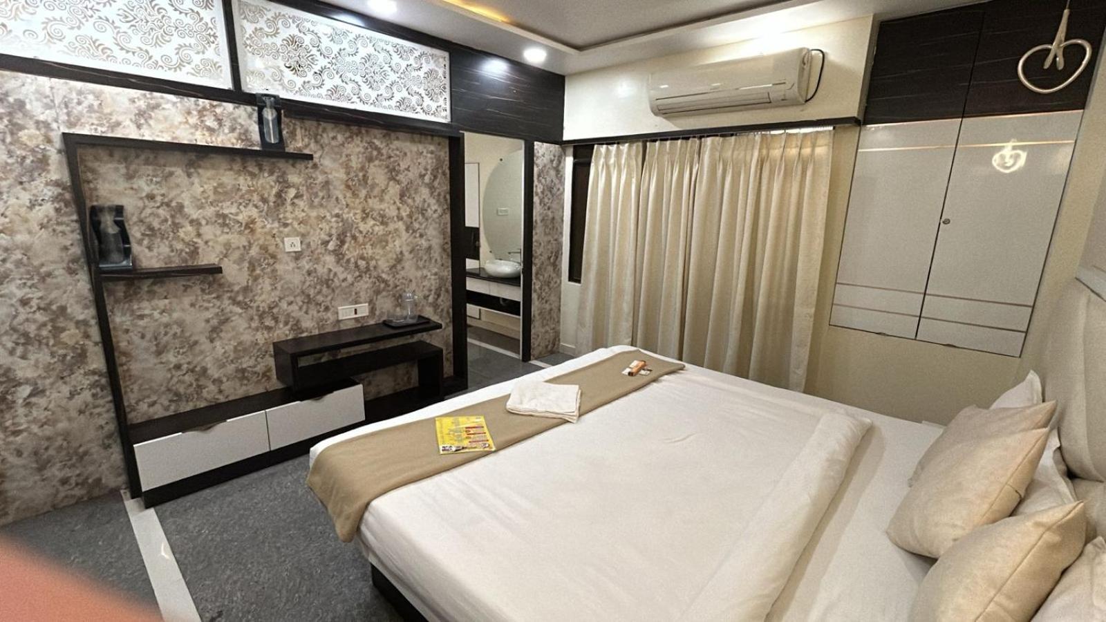 Hotel Empire 乌贾因 外观 照片