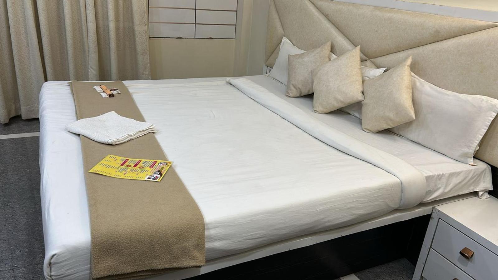 Hotel Empire 乌贾因 外观 照片