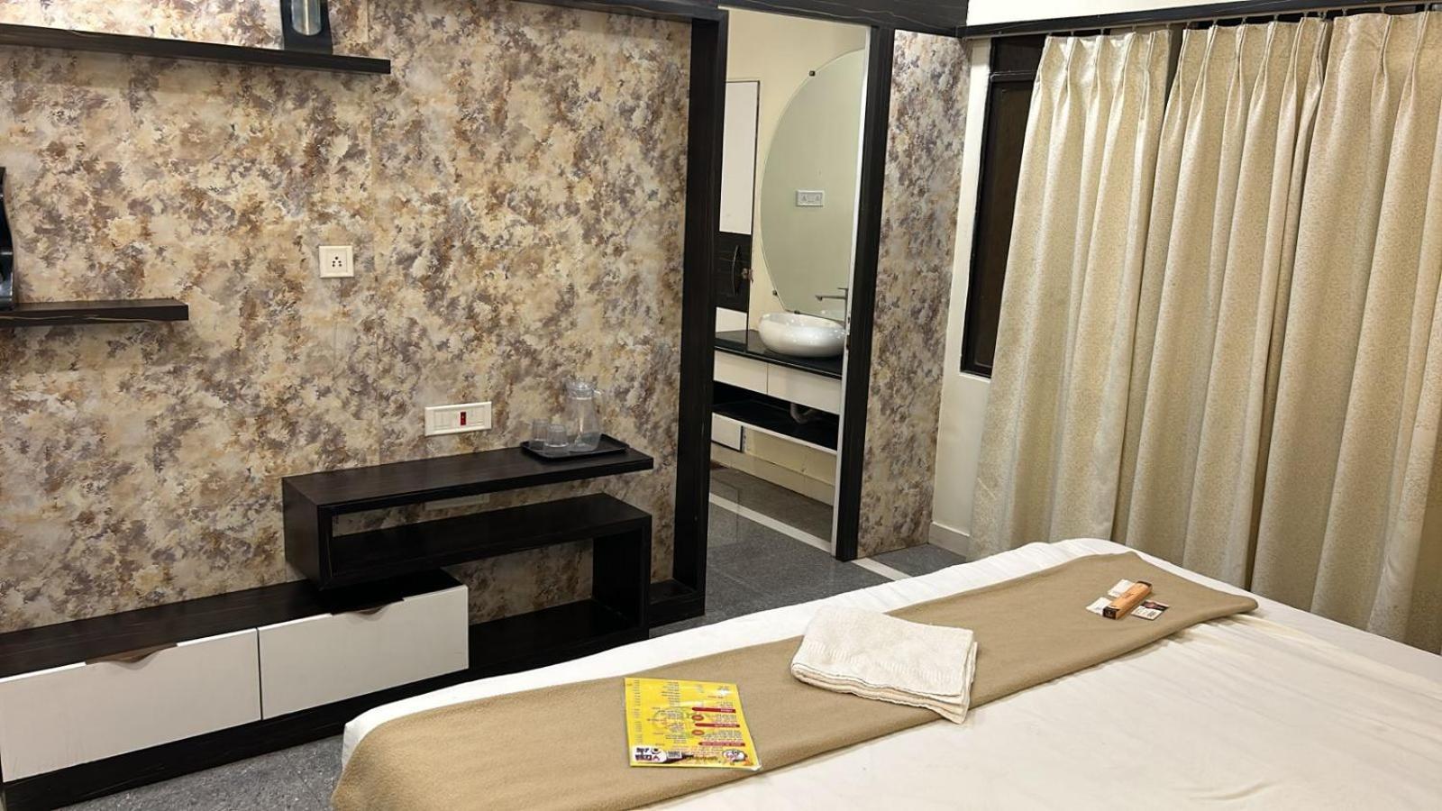 Hotel Empire 乌贾因 外观 照片