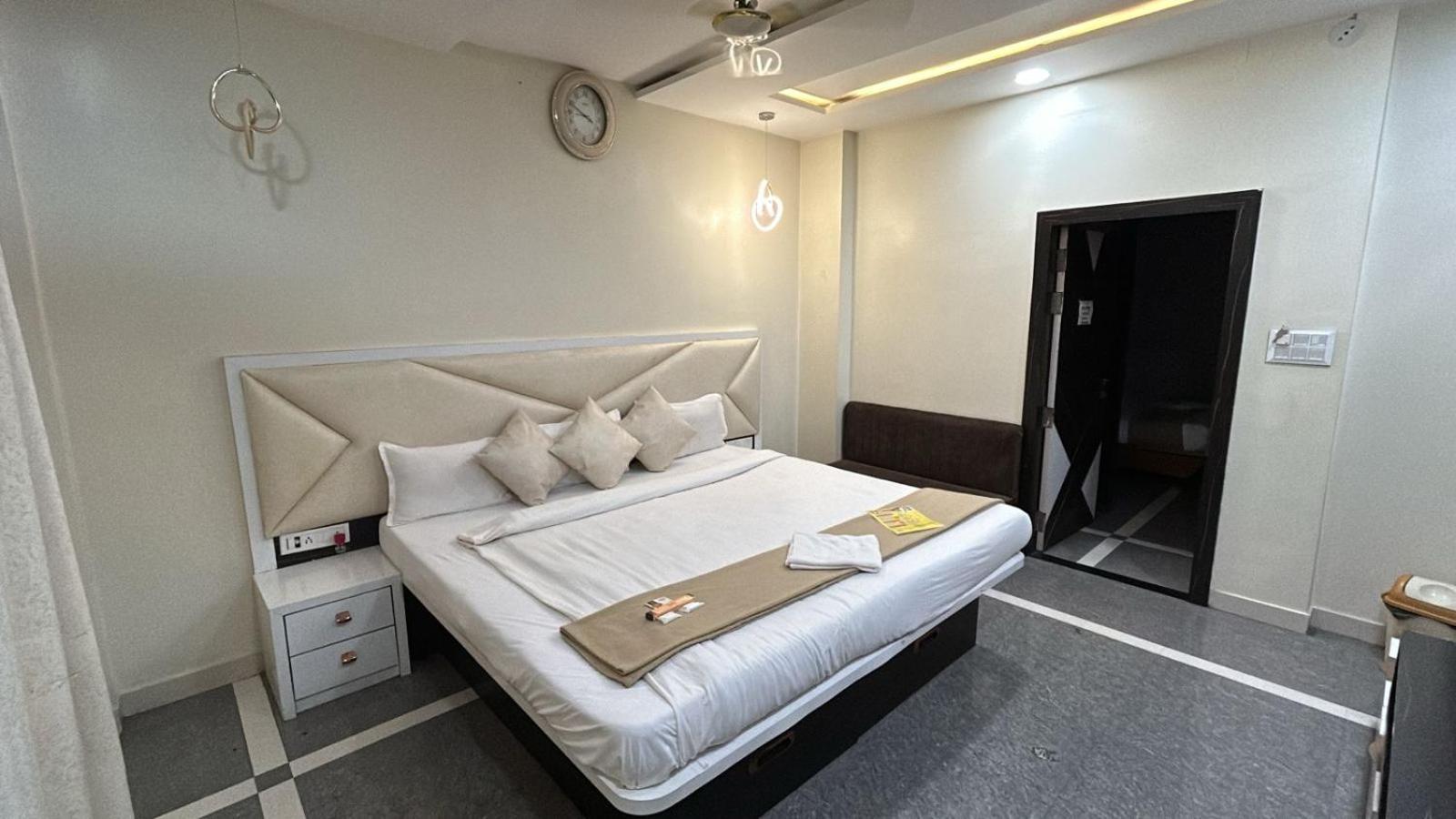 Hotel Empire 乌贾因 外观 照片