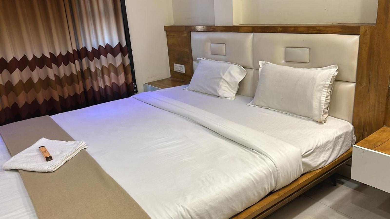 Hotel Empire 乌贾因 外观 照片