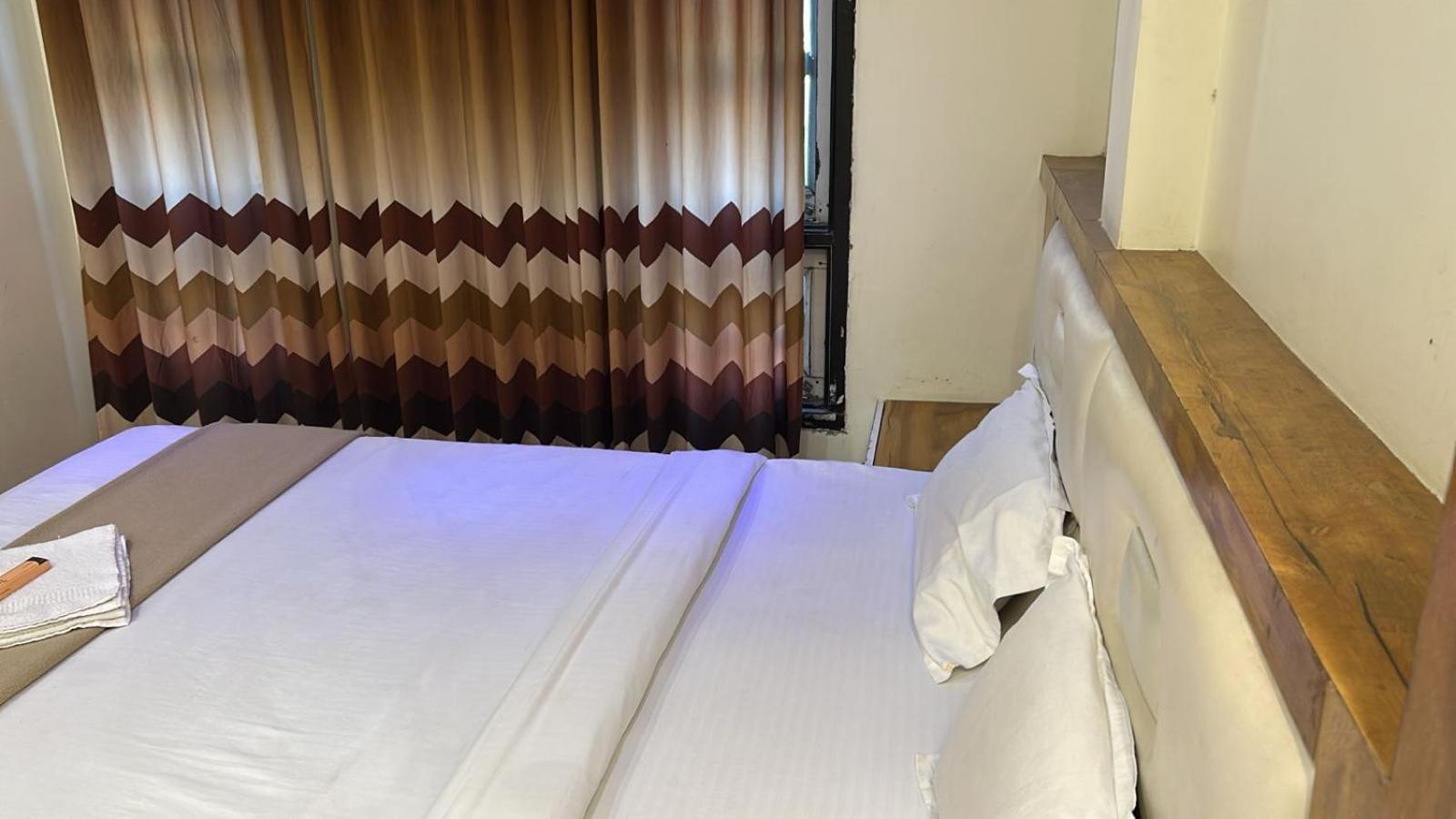 Hotel Empire 乌贾因 外观 照片