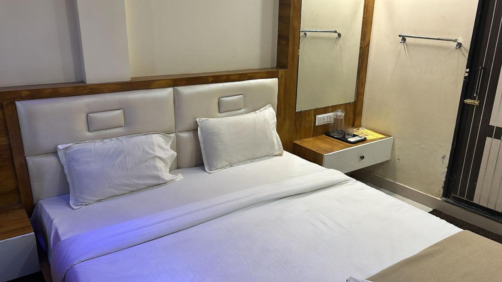 Hotel Empire 乌贾因 外观 照片