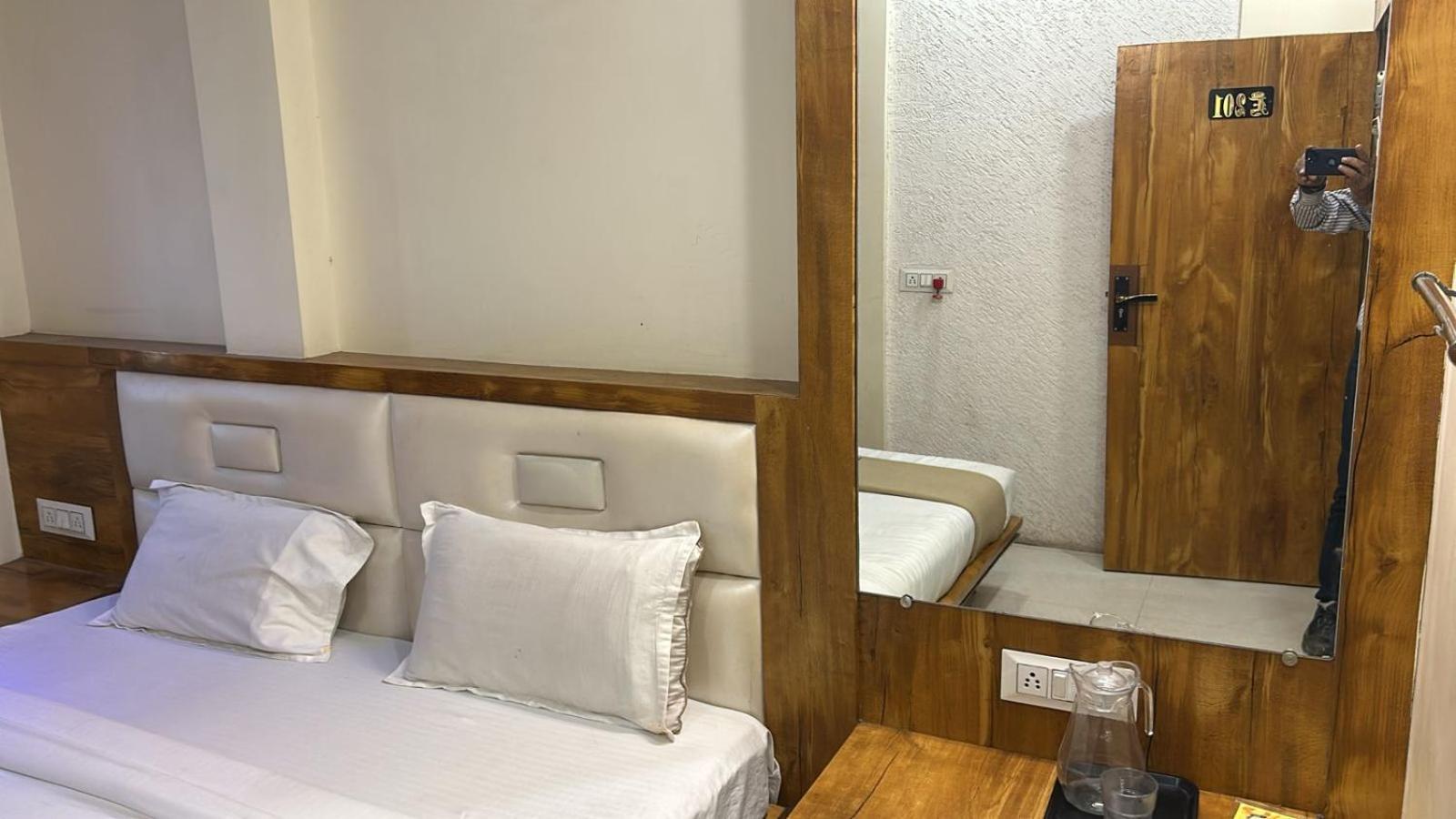 Hotel Empire 乌贾因 外观 照片