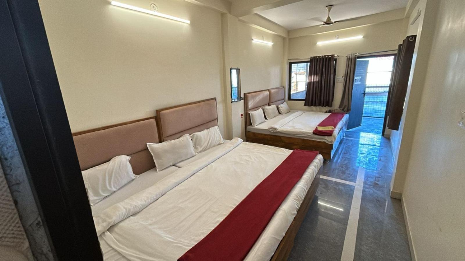 Hotel Empire 乌贾因 外观 照片