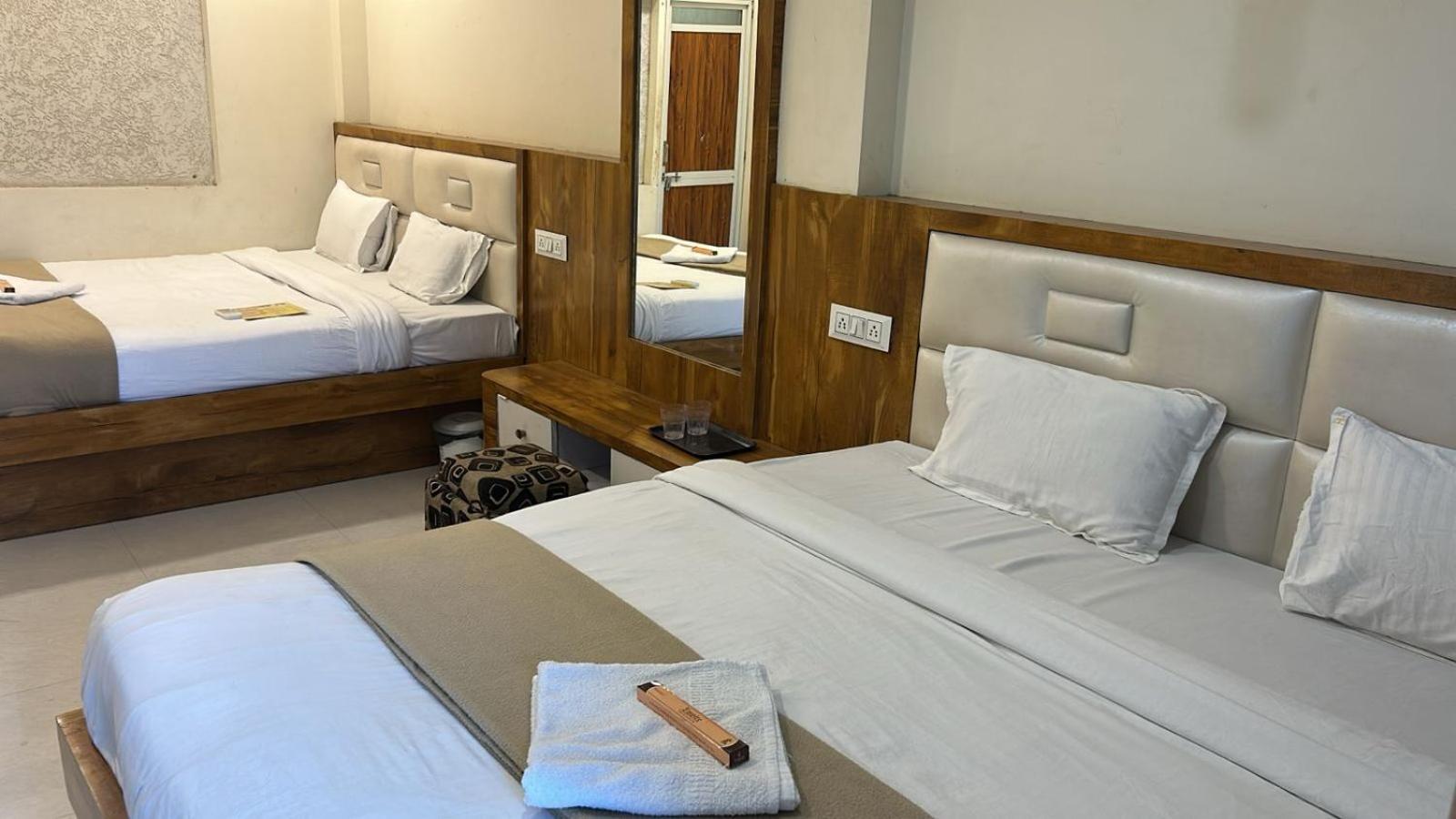 Hotel Empire 乌贾因 外观 照片