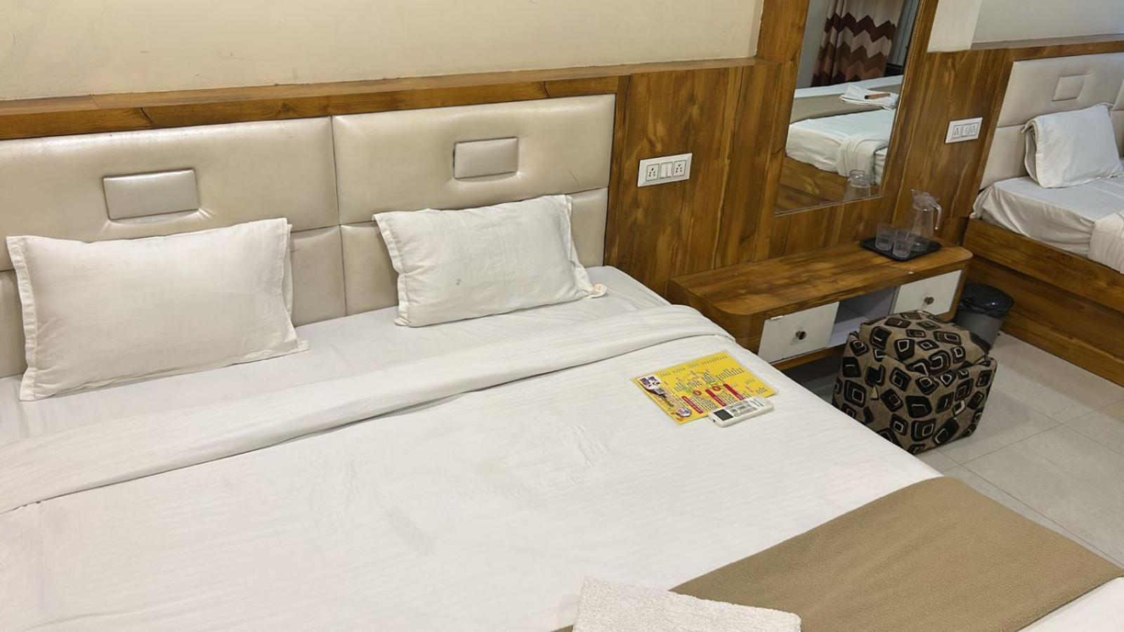 Hotel Empire 乌贾因 外观 照片