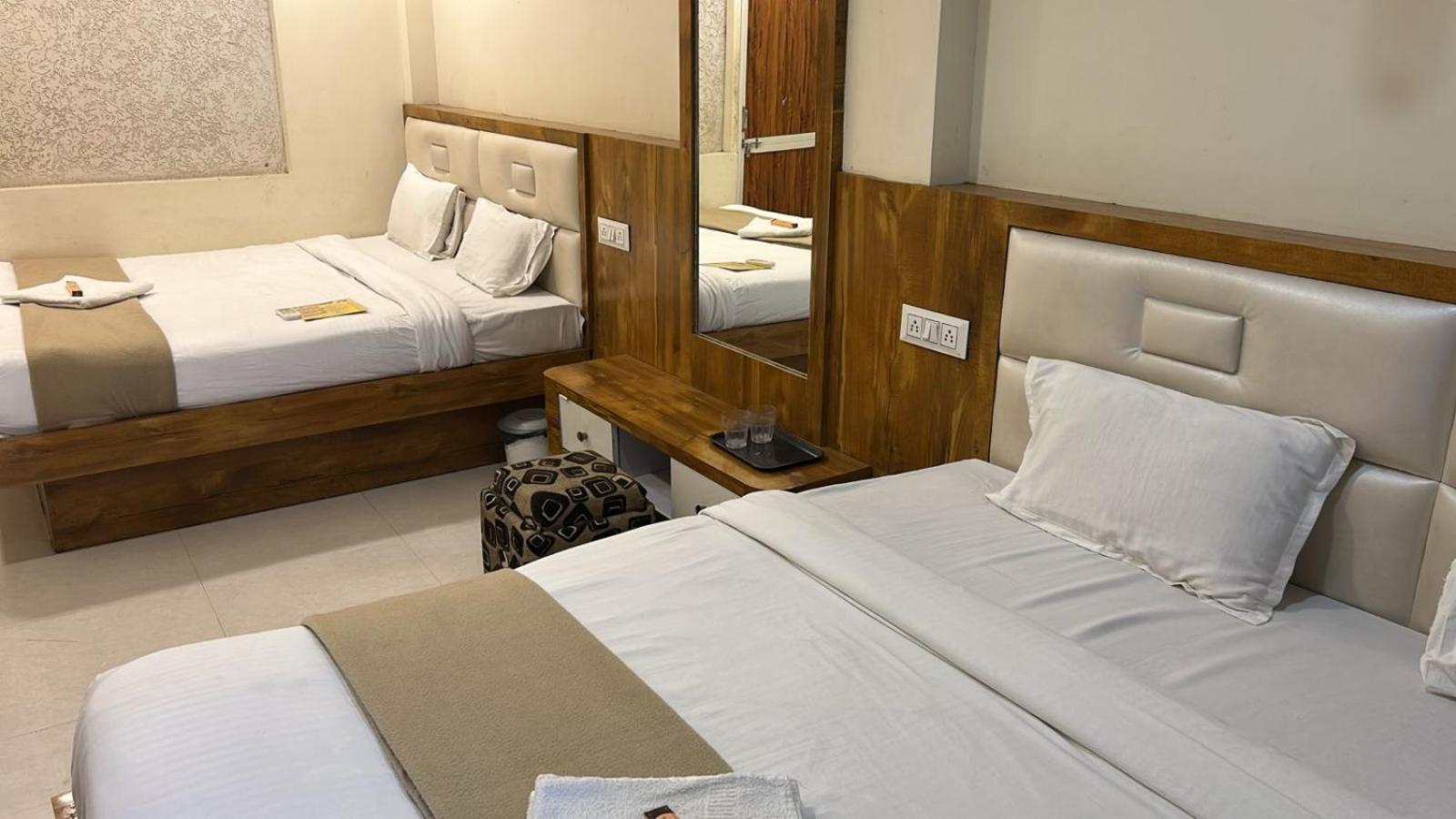 Hotel Empire 乌贾因 外观 照片