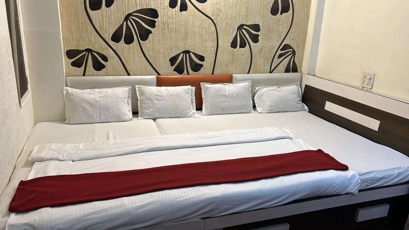 Hotel Empire 乌贾因 外观 照片