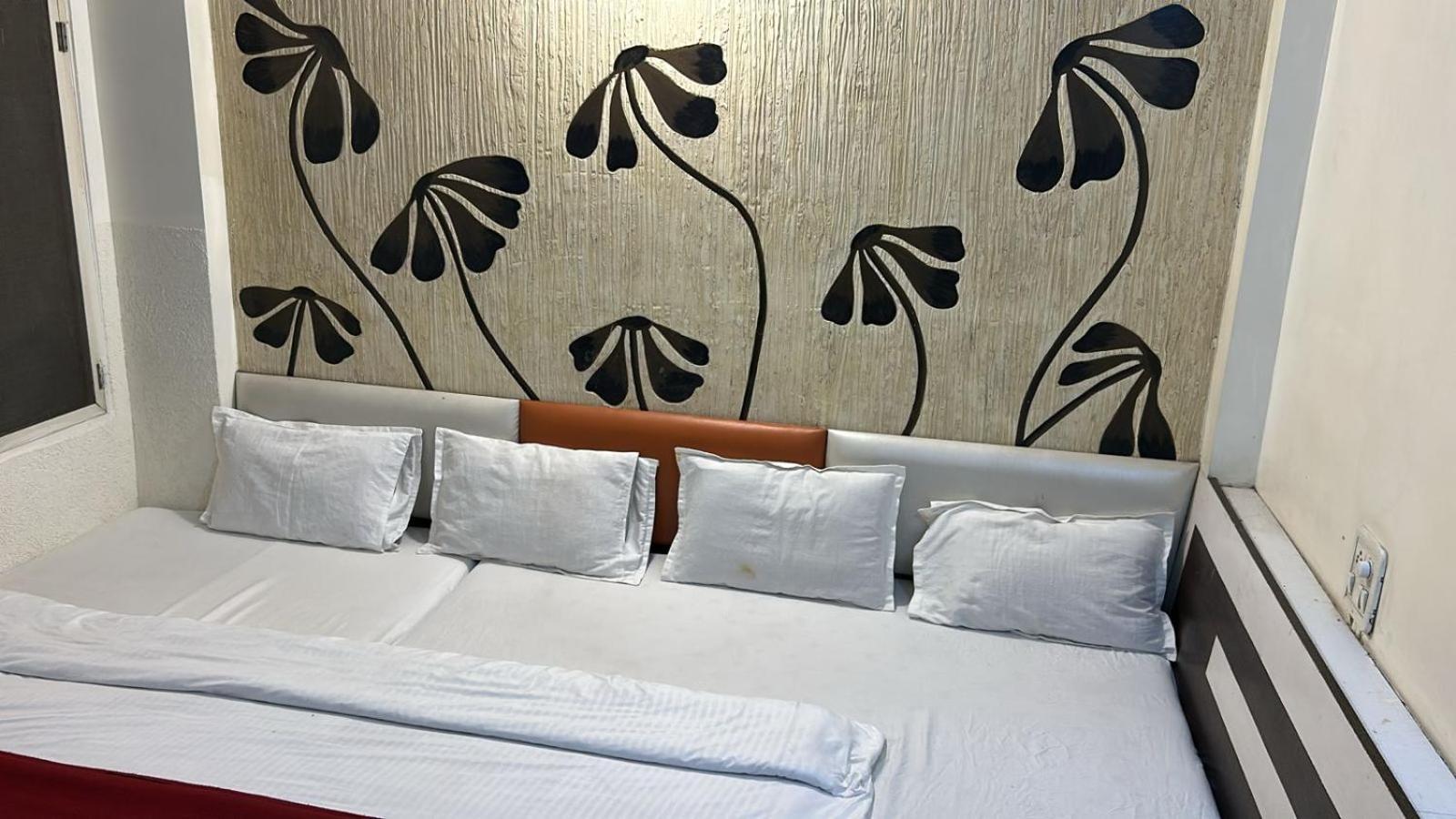 Hotel Empire 乌贾因 外观 照片