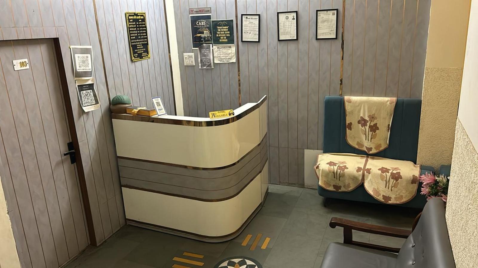 Hotel Empire 乌贾因 外观 照片