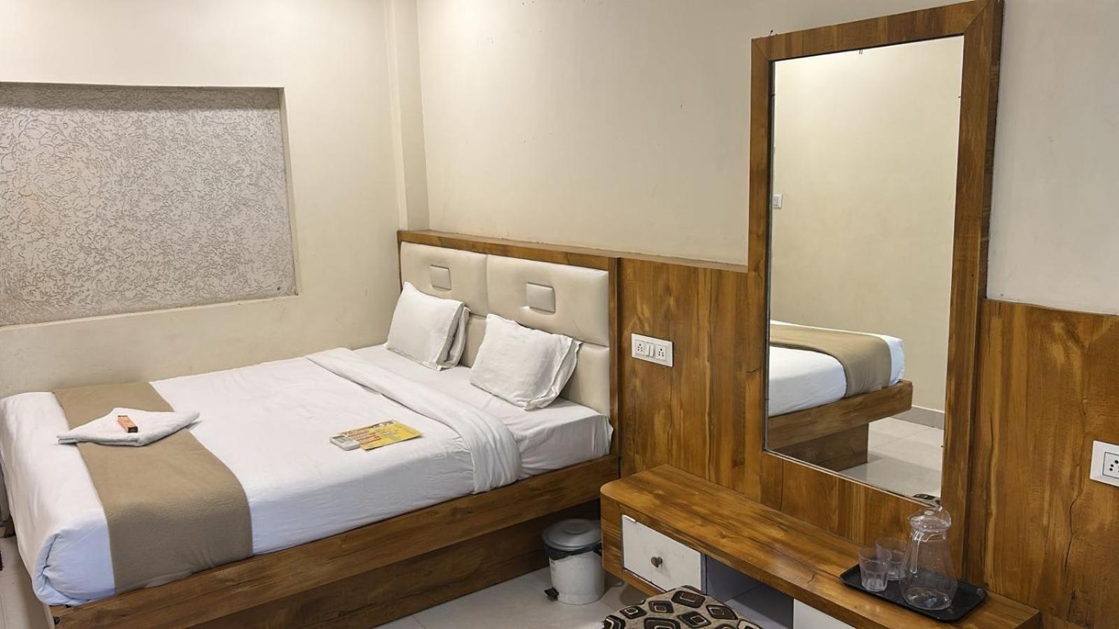 Hotel Empire 乌贾因 外观 照片